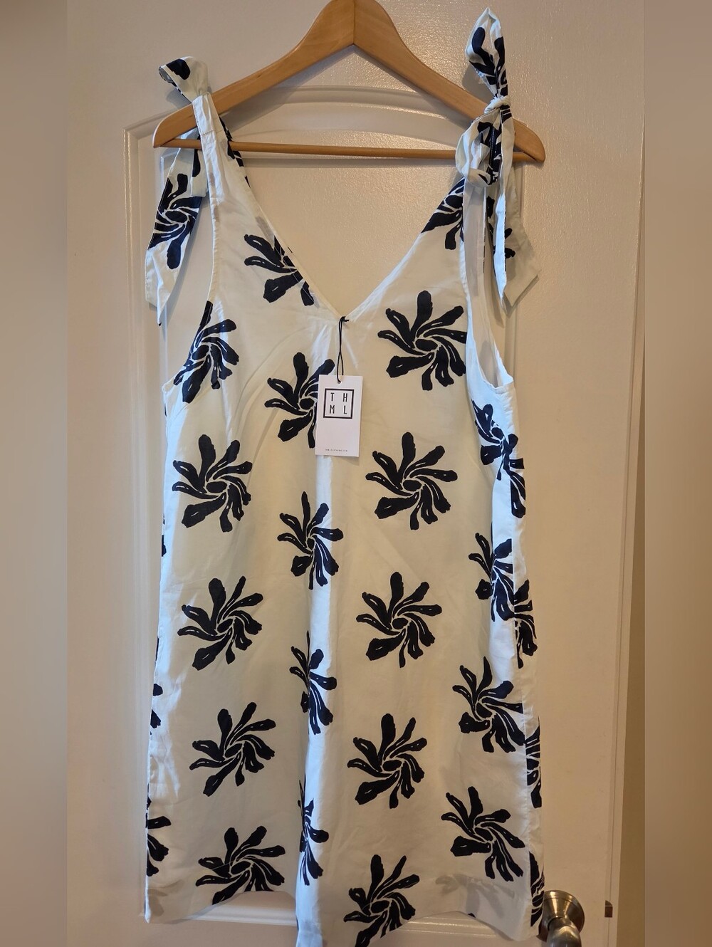 THML Tie-Shoulder Floral Print V-Neck Dress - White & Black MEDIUM NWT